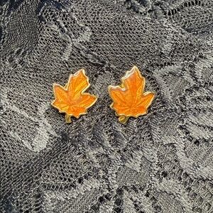 Maple Leaf Post earrings - Goldtone
